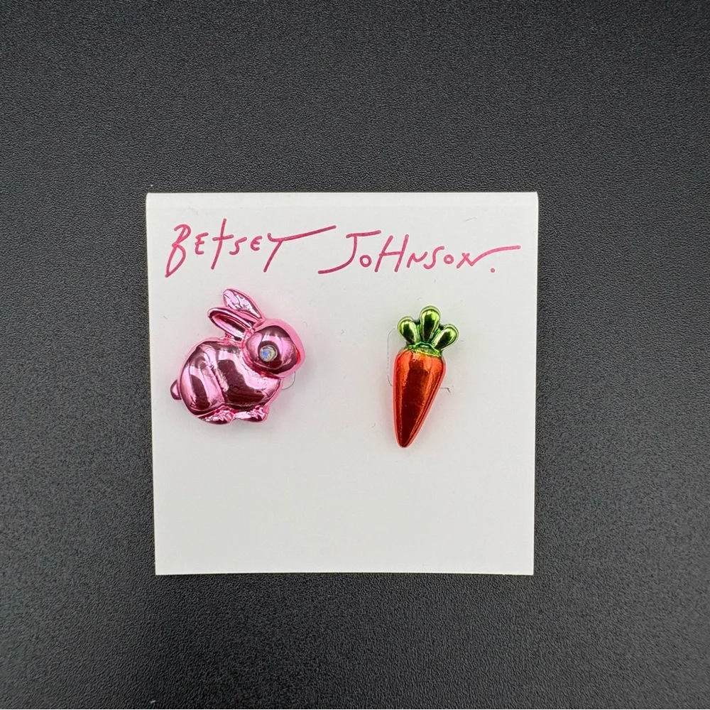 🐰 Betsey Johnson Bunny & Carrot Stud Earrings – Mismatched – NWT - Picture 4 of 5